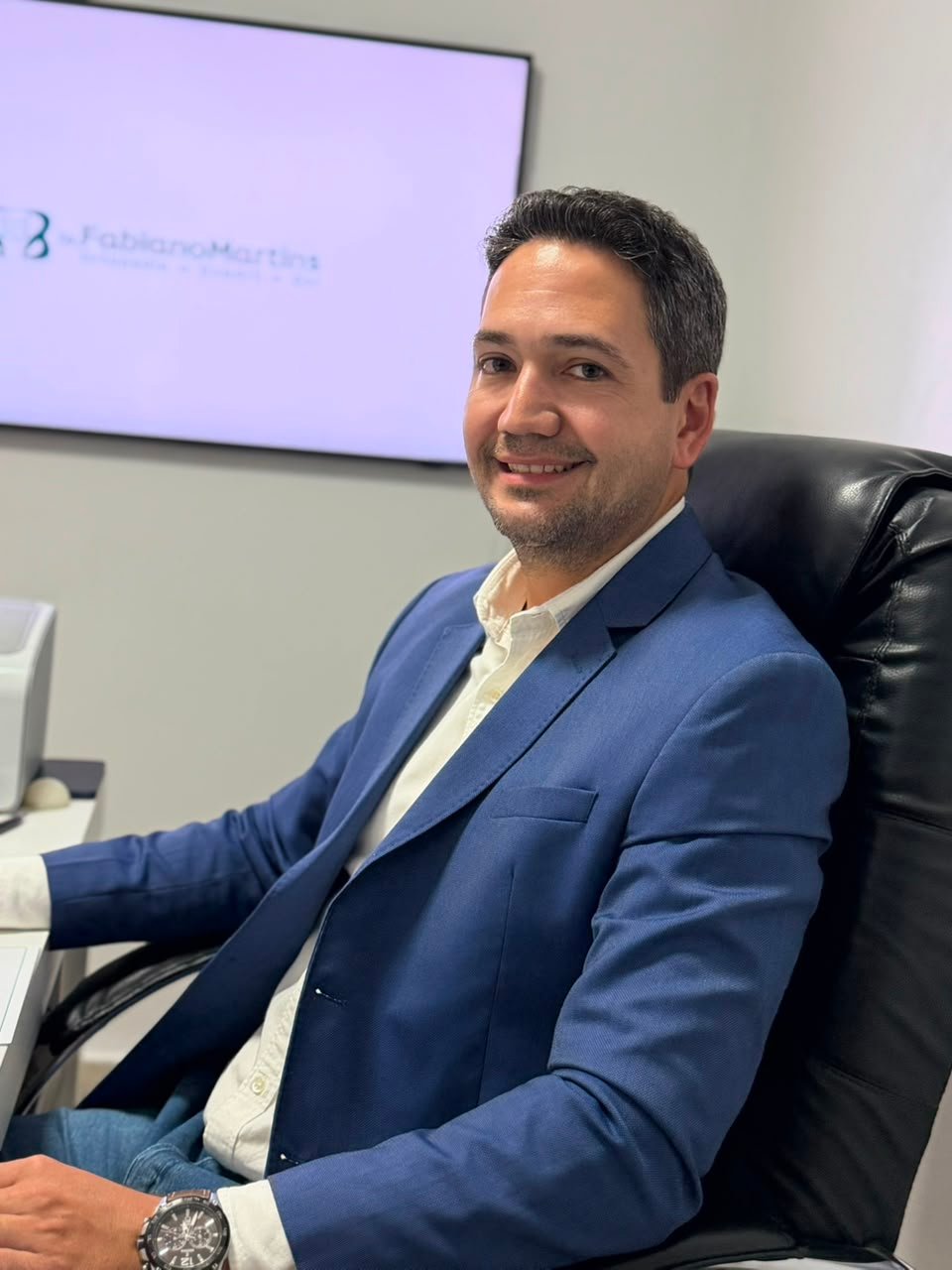 Dr. Fabiano Martins em seu consultório
